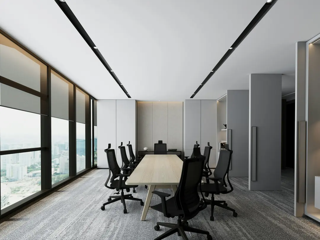 Sala de reunião clara, com mesa de madeira e cadeiras